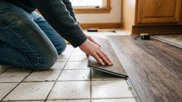 «Adiós a la cerámica vieja»: el truco para renovar el piso de la cocina sin obra y en un día