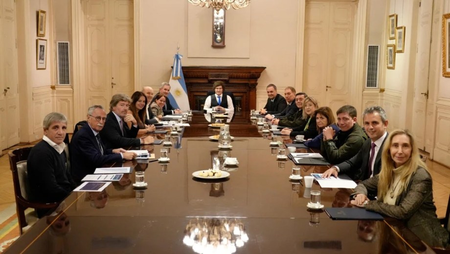 El presidente Javier Milei junto a los ministros en una reunión de Gabinete en Casa Rosada.
Foto: NA