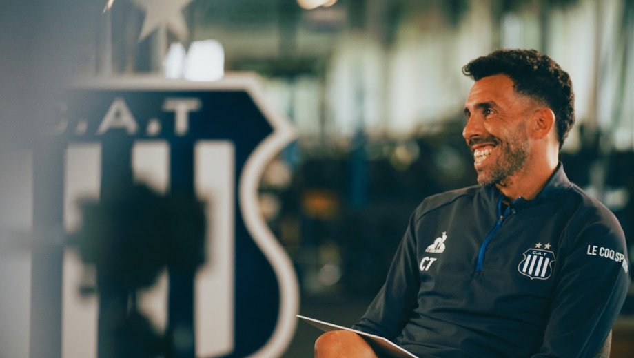 Carlos Tevez comparó el fútbol europeo con el argentino.