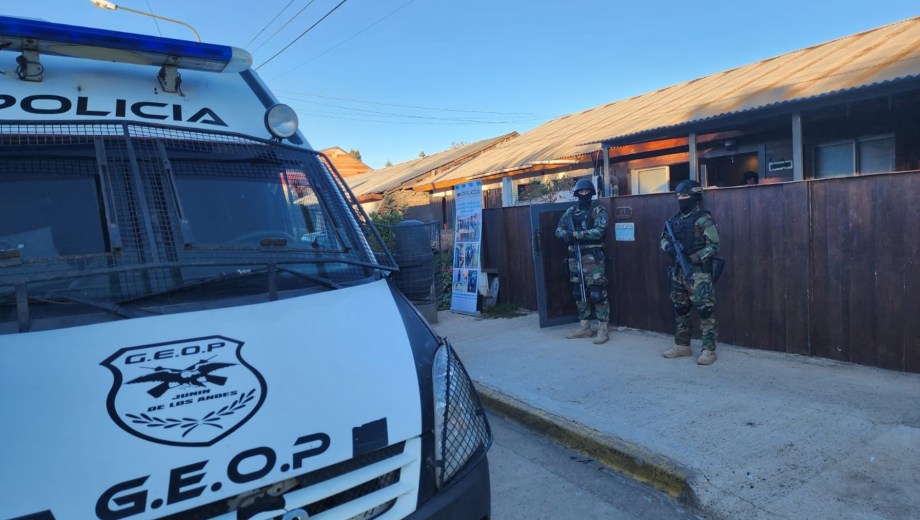 El principal sospechoso se entregó tras quedar cercado por la investigación; en el operativo también detuvieron a un abogado con armas y droga. Foto Gobierno de Neuquén.
