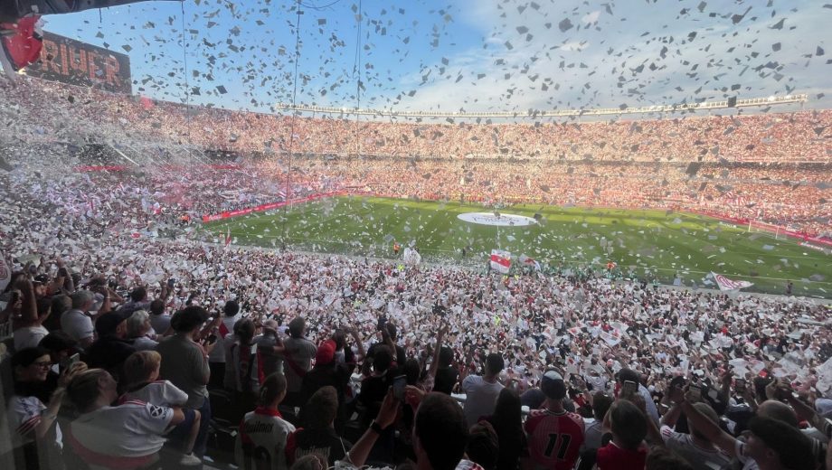 El recibimiento de River generó un principio de incendio y derivó en la prohibición de tirar papelitos. (Foto: @RiverPlate)