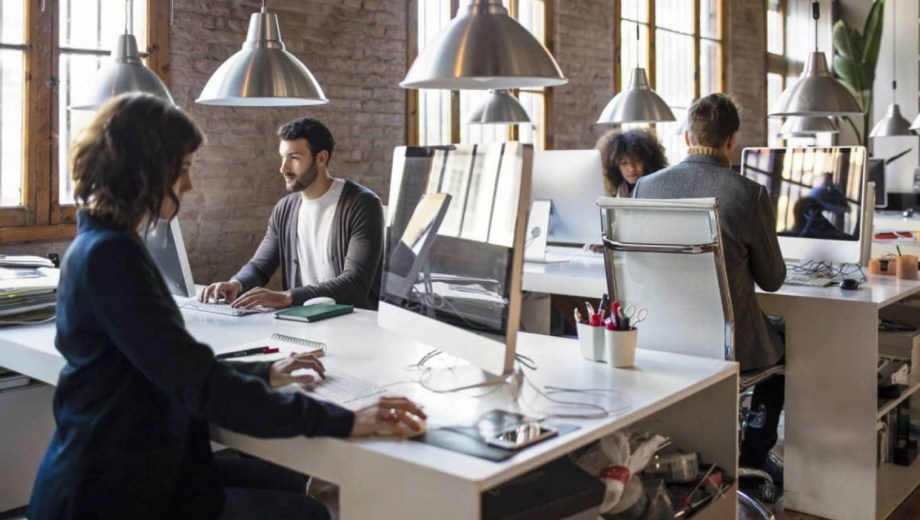 El avance de la inteligencia artificial y el regreso a la oficina marcan una nueva etapa del mundo laboral.