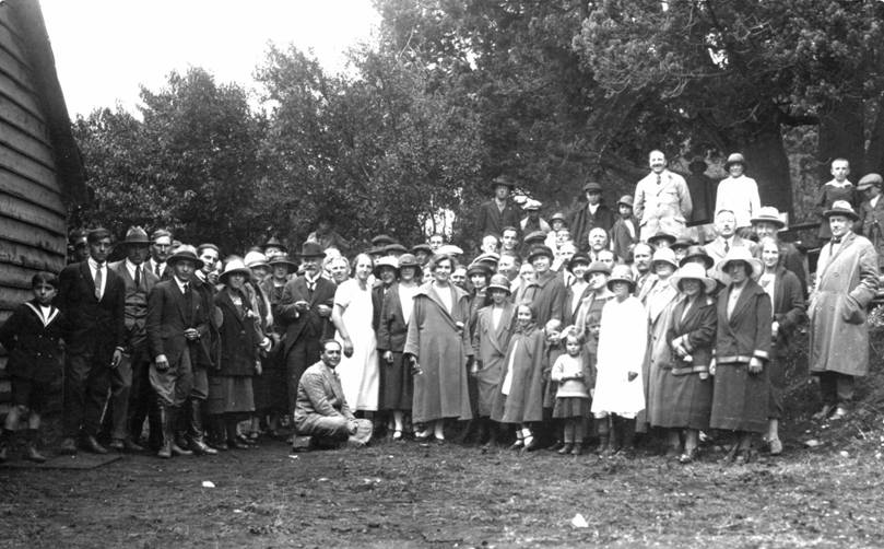 Homenaje a Carlos Wiederhold cuando volvió a Bariloche antes de emprender su viaje a Santiago de Chile. Foto: gentileza Municipio