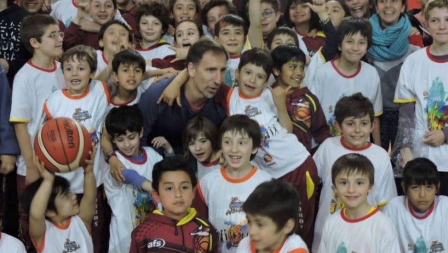 Pepe Sánchez, rodeado de Zorros. El club de San Martín de los Andes está de festejos. 