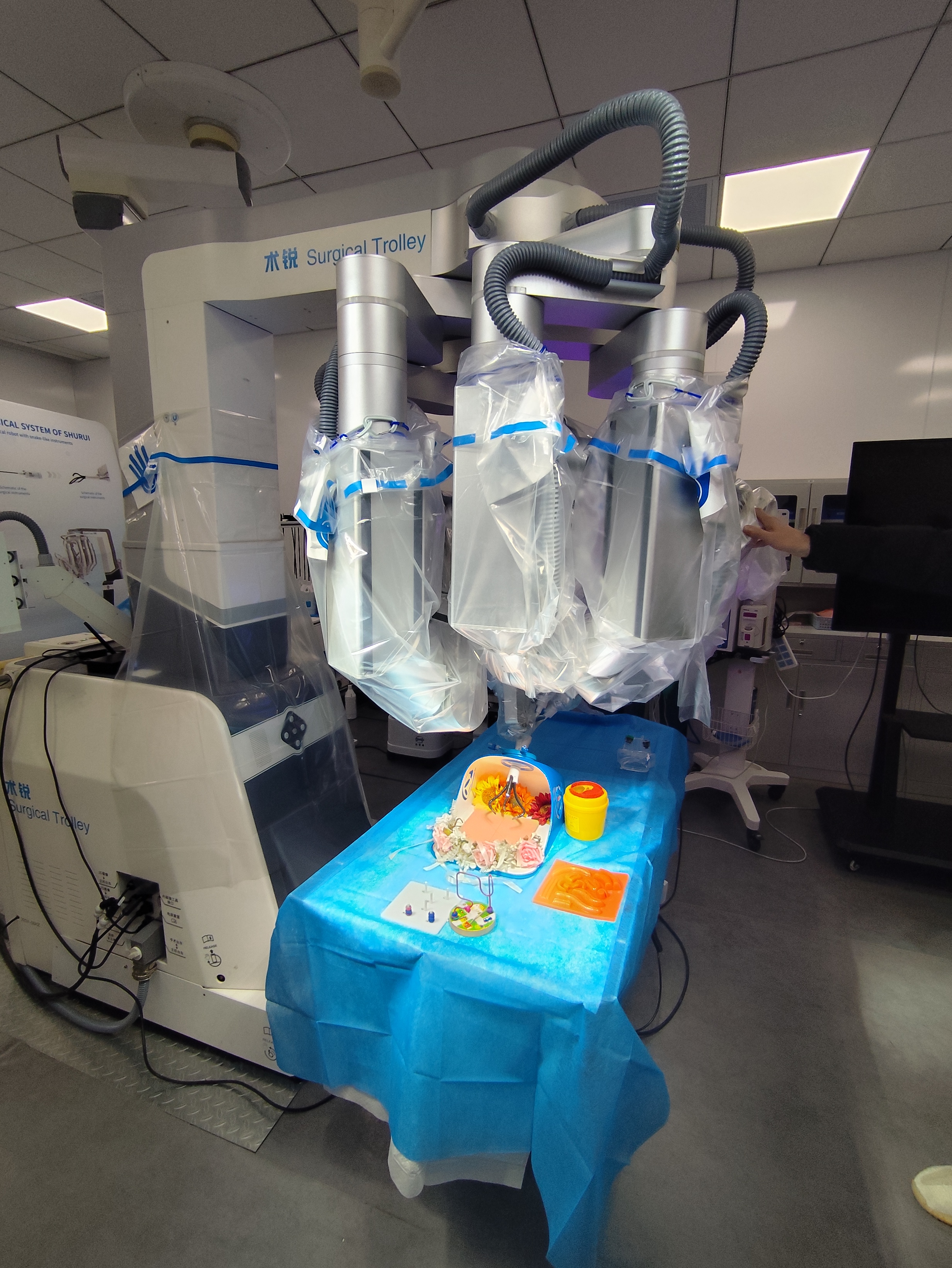 Cirujanos de Bariloche y Roca se capacitaron en cirugía robótica en el hospital más grande del mundo
