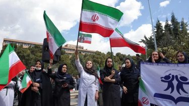 Forman cadenas humanas en centrales eléctricas de Irán ante la amenaza de un inminente ataque