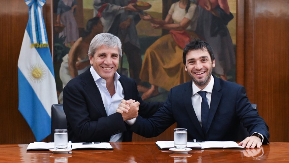 El gobernador de Chubut, Ignacio Torres, junto al ministro de Economía, Luis Caputo. (Foto: gentileza)