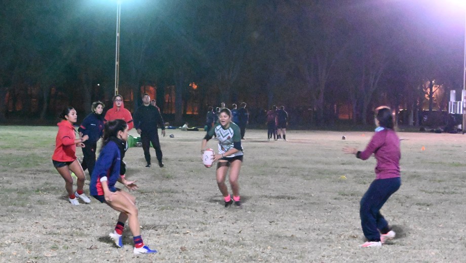 El plantel femenino entrena de lunes a jueves de 20 a 21:30 en el predio de Stefenelli. (Foto Juan Thomes)