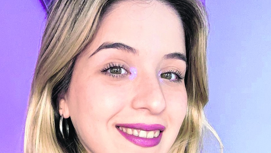 Julieta Geuna,Técnica en Cosmetología Clínica UBA y Dermatocosmiatra, Esteticista y Masoterapeuta, Maquilladora profesional, Docente en la Facultad de Medicina.
