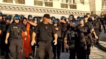 Imagen de Incidentes en el Congreso por la Ley de Glaciares: hubo un detenido y protestas de activistas