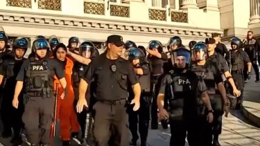 Incidentes en el Congreso por la Ley de Glaciares: hubo un detenido y protestas de activistas