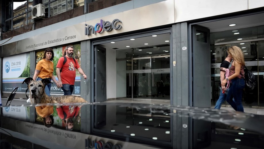 Los números oficiales del Indec muestran una paradoja: mientras la inflación mensual de febrero fue del 2,9%, el salario privado registrado aumentó apenas un 1,6%. (Foto: gentileza)