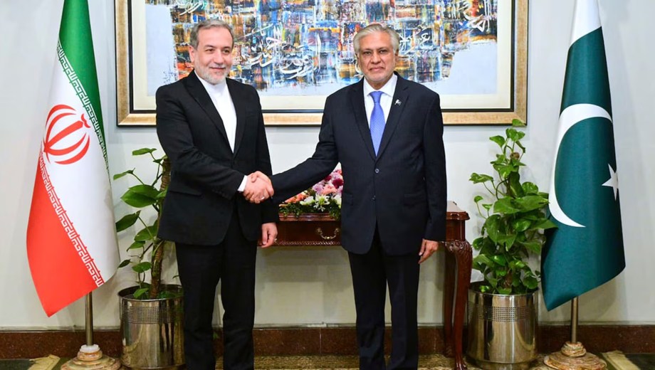 El ministro de Asuntos Exteriores de Irán, Abbas Araghchi, a la izquierda, estrecha la mano de su homólogo paquistaní, Ishaq Dar (Ministerio de Asuntos Exteriores de Pakistán vía AP)