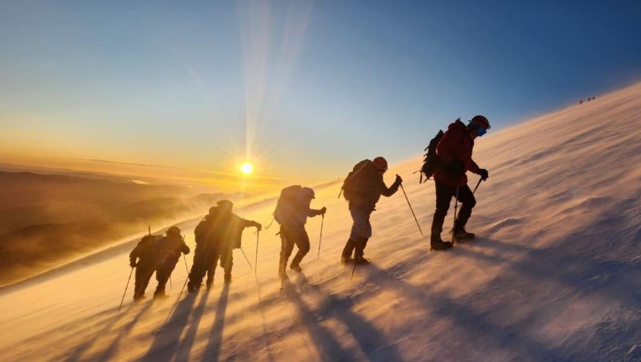 Gabriela y Emilce, junto a sus compañeros, vieron el más hermoso amanecer en el volcán Lanín. (Gentileza Pioneros Trek).