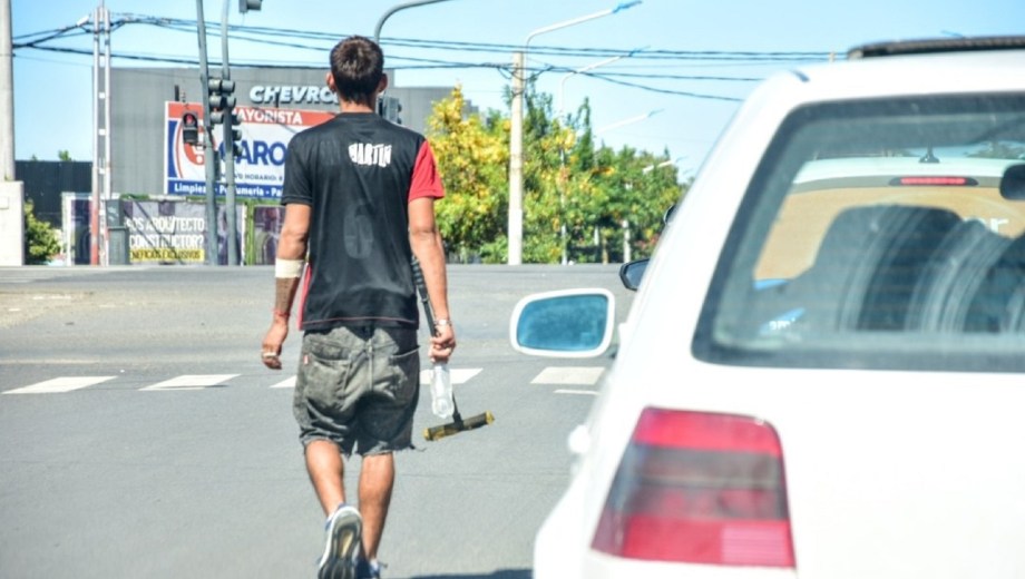 Neuquén veta a los limpiavidrios y refuerza el control urbano. 