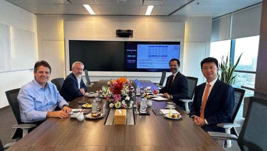 El intendente de Neuquén se reunió con el CEO de Huawei. (Foto: gentileza)