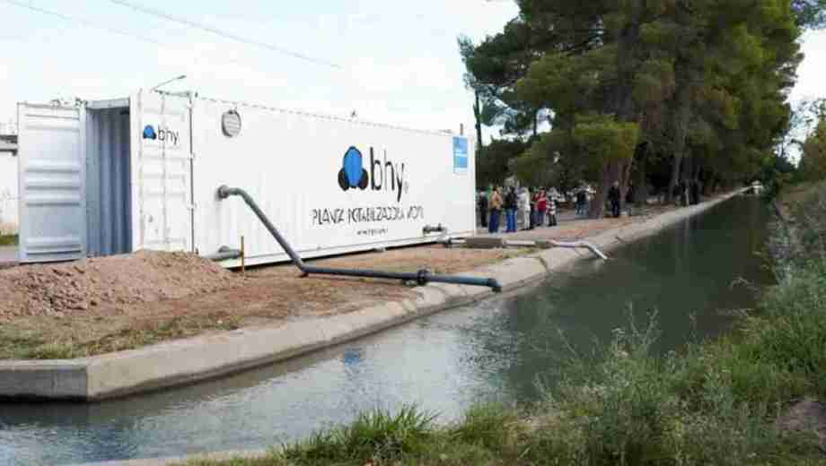 El primer conteiner de cuatro se instaló sobre el canal de riego de la localidad. Foto: gentileza.