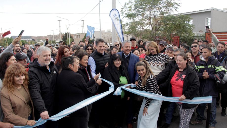 Este lunes 20 de abril se inauguraron 300 cuadras de asfalto en el barrio Z1 de Neuquén. (Foto: Oscar Livera)