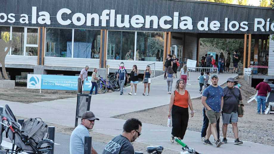 Hasta el portal de ingreso a la península se puede llegar con el bus turístico o el auto, luego sigue el senderismo a pie (foto Oscar Livera)