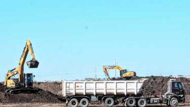 Buscan que Comarsa retire el basurero petrolero en Neuquén para entregar los terrenos este año