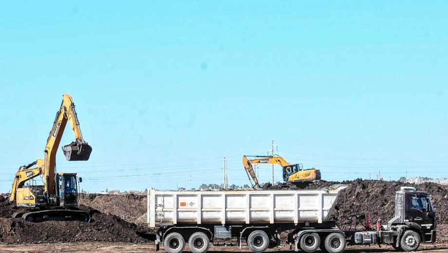 La empresa dejó de hacer el tratamiento de suelos y se lleva la montaña con contaminantes a Añelo (foto Cecilia Maletti)