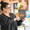 Imagen de Se alejó del Banco Nación para "despertar": la escritora de Neuquén que llega a la Feria del Libro de Buenos Aires