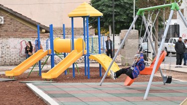 Comprarán más juegos temáticos para las plazas en los Parques lineales de Neuquén