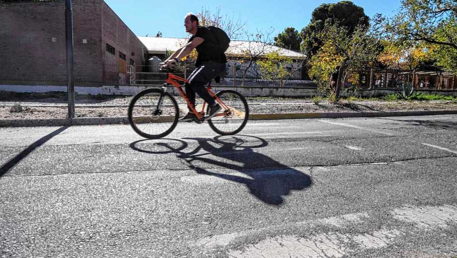 La licitación buscará mejorar las sendas peatonales en sectores barriales (foto Cecilia Maletti)