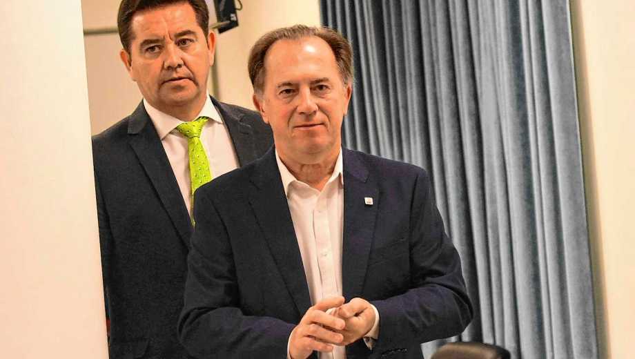 Bertolini se retira de la sala junto a uno de sus defensores, Pino Muñoz. (Matías Subat)