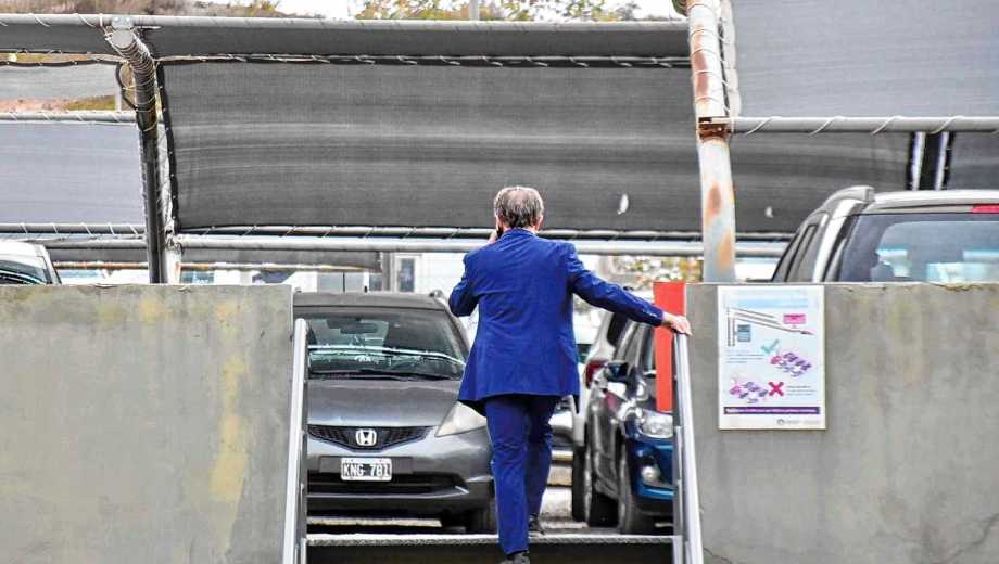 El intendente de Plottier deja la Ciudad Judicial. (Matías Subat)