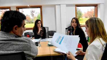 Se aprobó en comisión sacar a los limpiavidrios de los semáforos en Neuquén