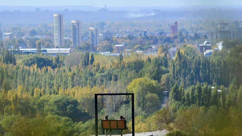 Con vistas imponentes y senderos que recorren el bosque y la barda, el Parque Norte se postula como uno de los favoritos en Neuquén. (Foto: Matías Subat).