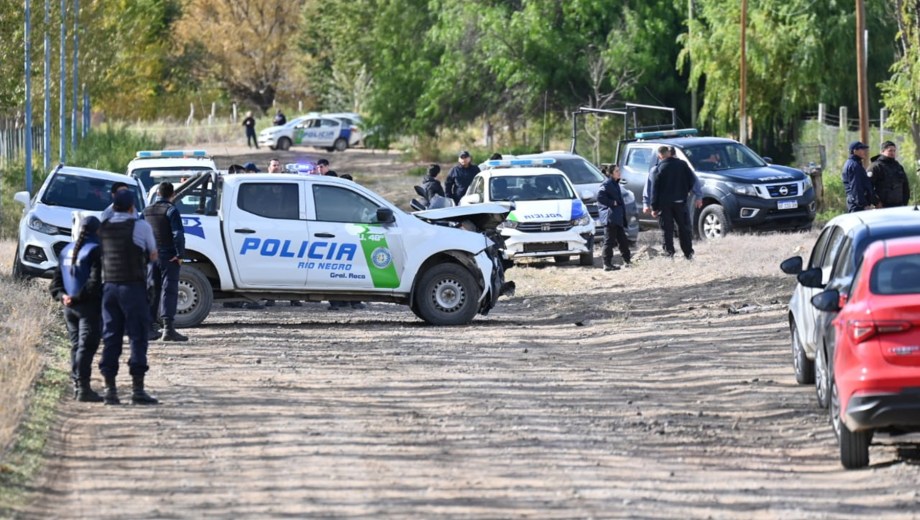 La persecución terminó con el impacto de una Fiat Strada contra un patrullero de la Policía. Foto Juan Thomes.