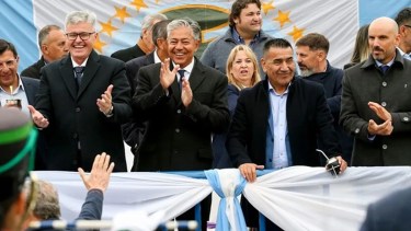 Figueroa anunció la pavimentación de la Ruta 51 y viviendas en el aniversario de Plaza Huincul