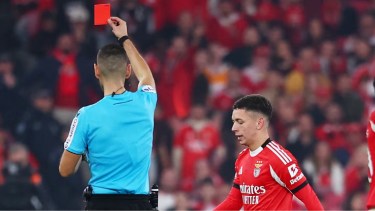 Nueva regla en el fútbol: los jugadores que se tapen la boca al discutir con un rival serán expulsados