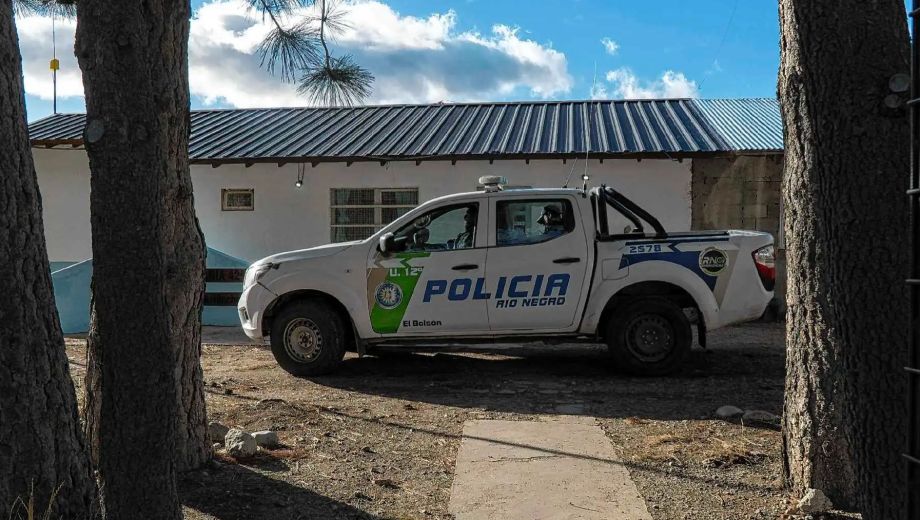 El allanamiento permitió secuestrar un arma y tres motos, además de recuperar un auto robado en Bariloche.
