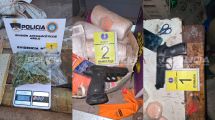 Imagen de Buscaban pruebas en una causa por amenazas en Añelo: hallaron réplicas de armas y droga en dos casas