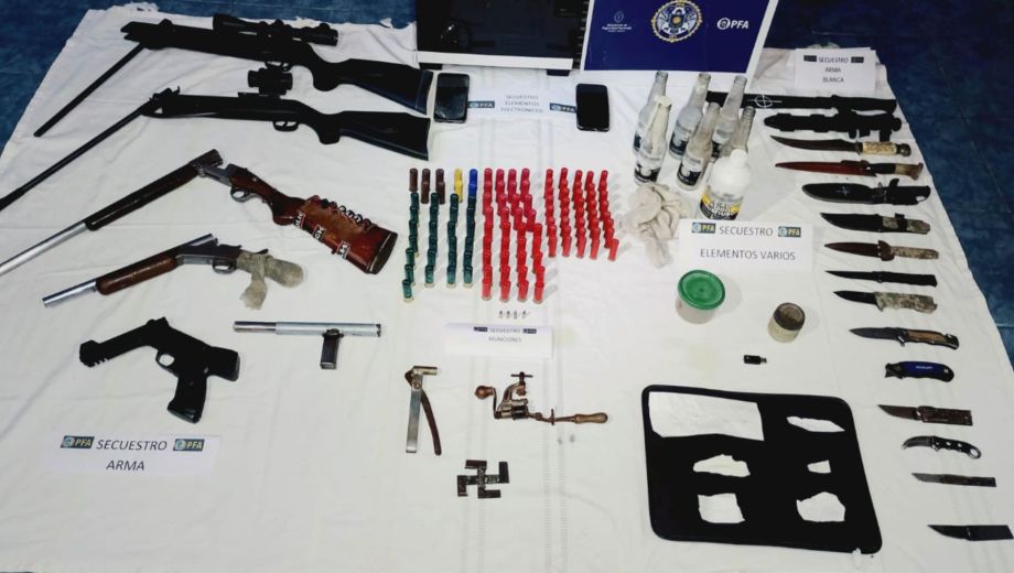 Los efectivos federales retiraron del domicilio armas, dispositivos electrónicos y objetos incorporados a la causa judicial.
