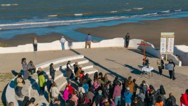 Playa, senderismo, paella, libros, religiosidad y teatro: postales de Semana Santa en Las Grutas