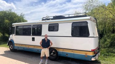 Es sobrino de Diego Torres y recorre la Patagonia en un Mercedes 1114 de su abuelo para vivir de la música