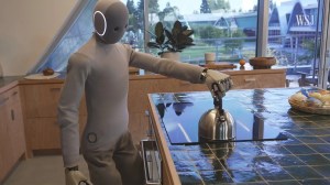 Un robot humanoide que cocina y limpia en hogares de China: prueban su uso en la vida cotidiana