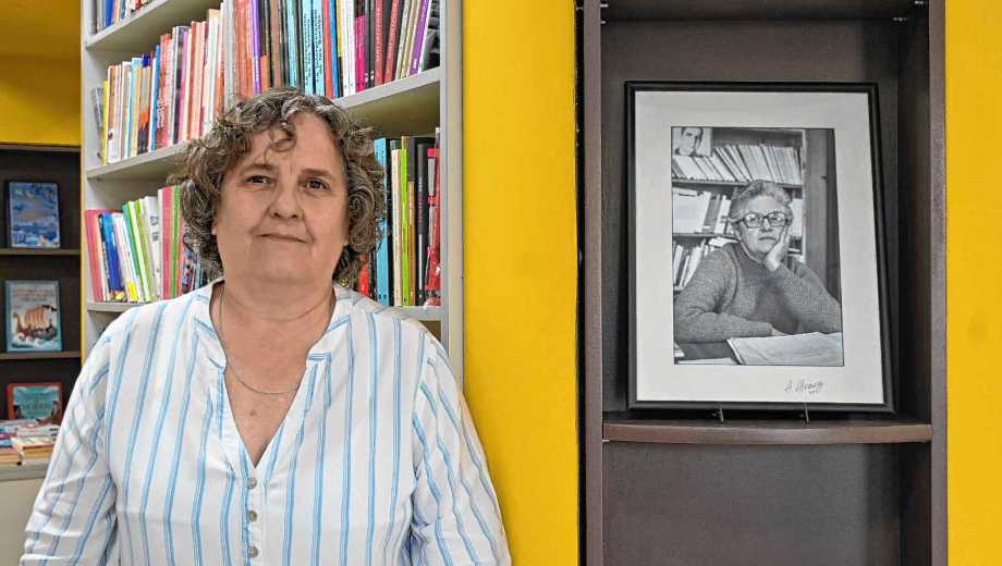 Fernanda Salgado junto a la foto de su mamá "Bocha", fundadora de la librería. Foto: Andrés Maripe. 
