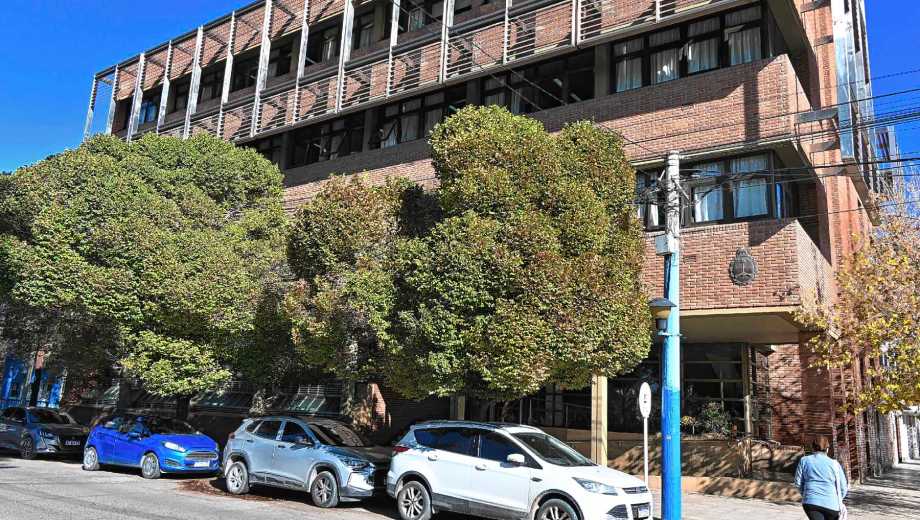 Sede del Tribunal Oral Federal de Roca, donde se oficializó el acuerdo de juicio abreviado y la medida curativa para el condenado. Foto Juan Thomes.