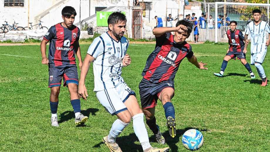 Sebastián Cortéz, autor del primer tanto de Regina, intenta controlar el balón. (Foto: Andrés Maripe)