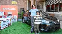 Imagen de La ganadora del Toyota Yaris 0KM: “Que esté calentito mi hijo cuando lo llevo a la escuela no tiene precio”