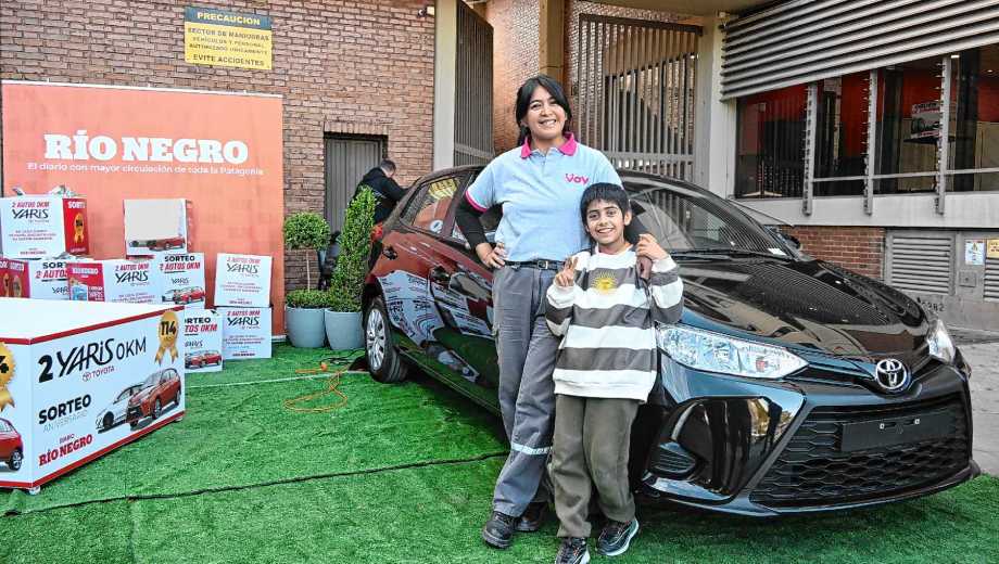 Diario RÍO NEGRO le cumplió el deseo a Vanesa y a Eugenio: del R12 al Toyota Yaris 0KM. Foto: Juan Thomes.