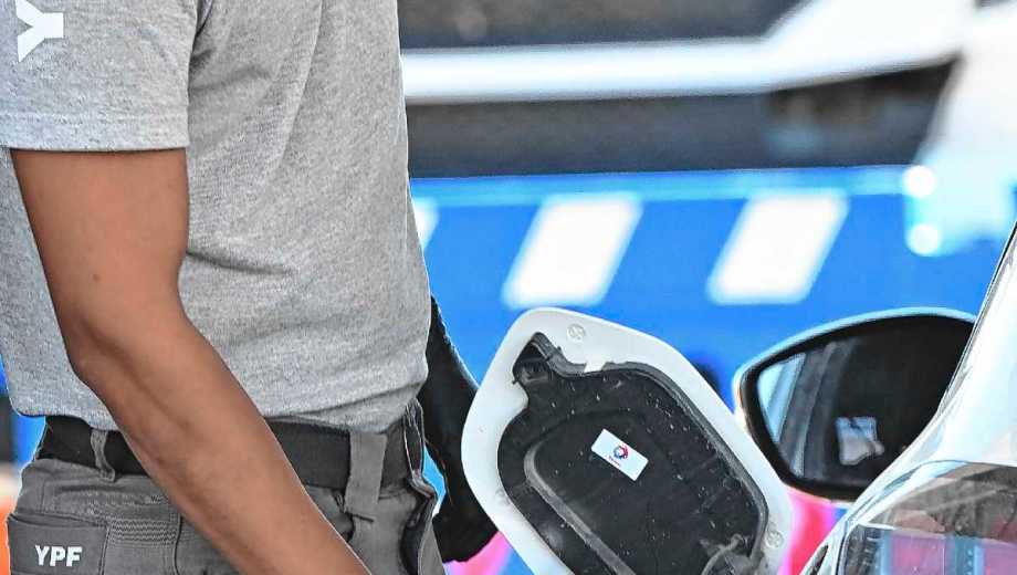 Desde este viernes primero de mayo suben los impuestos a los combustibles.