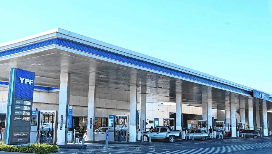 Por hasta 45 días no subirán los combustibles.