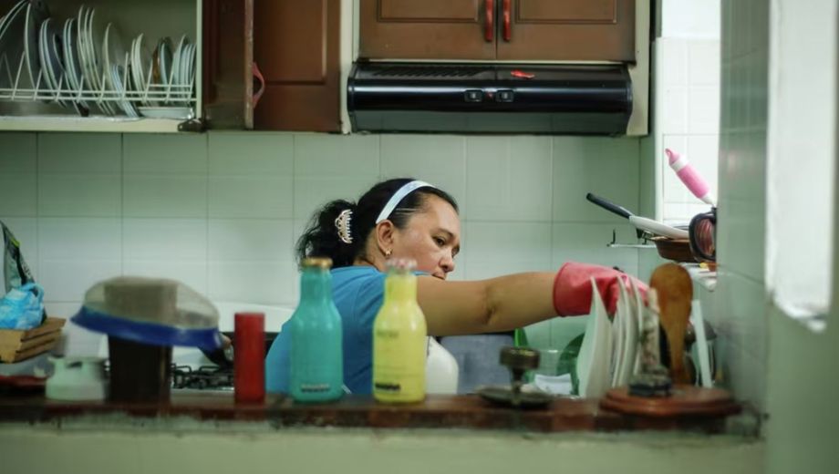 Salarios de empleadas domésticas: el Gobierno define los nuevos aumentos para mayo 2026.-