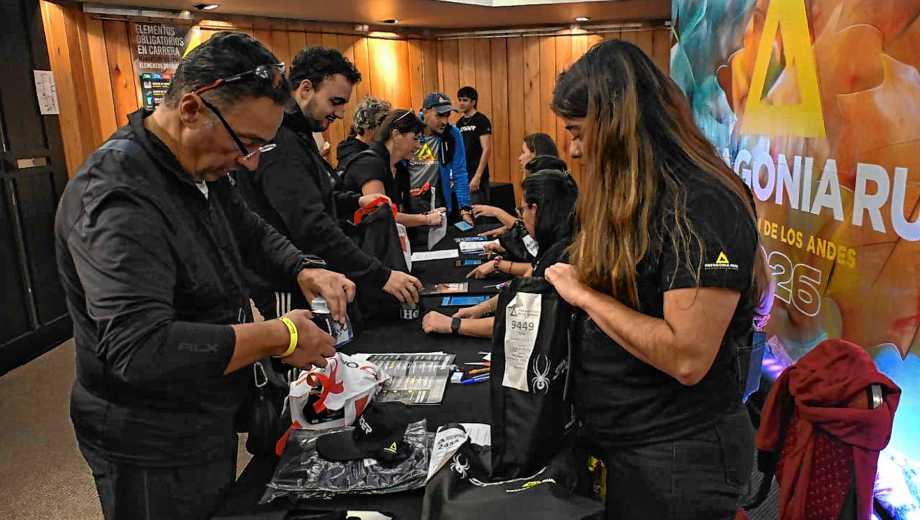 El Centro de Acreditaciones del Patagonia Run es el centro neurálgico del festival de trail running, que comienza este miércoles. (Foto/Alejandro Carnevale)